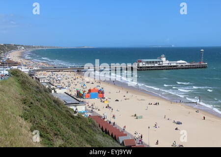 Bournemouth-Strand und dem Pier von oben in der Sommersonne Dorset England UK Stockfoto