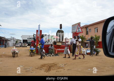 Am Straßenrand Szenen aus dem Leben von Inhambane, Maputo, Mosambik, Dezember 2015 Stockfoto