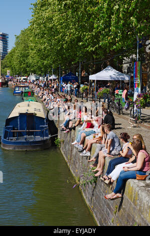 Besuch von Menschen und Kanal Boote entlang schmaler Quay von St. Augustine erreichen Bristol schwimmenden Hafen beim Hafenfest Stockfoto