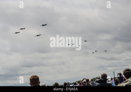 Elf Weltkrieg zwei Spitfires flogen zusammen an der Airshow in der Ausbildung, von Duxford einen Flugplatz im Herzen der Schlacht von Großbritannien. Zweite Krieg Stockfoto