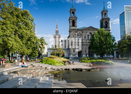 Allerheiligen Kirche am Grzybowski-Platz mit Kulturpalast sichtbar im Hintergrund, Warschau, Polen Stockfoto