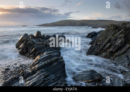 Wellen über gebrochene Felsen am Sand Wick Bay, West Burra, Shetland Stockfoto