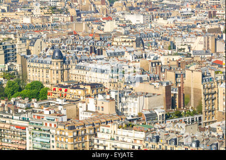 Vogelperspektive der umliegenden Gebäude und Dächer im 16. Arrondissement von Paris. Stockfoto