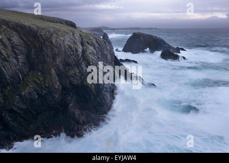 Ein natürlicher Bogen von Wellen in der Nähe von Wal Wick, West Burra, Shetland zerschlagen wird. Stockfoto