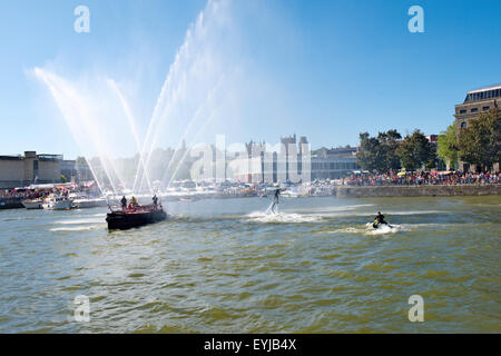 Pyronaut Feuerwehr-Boot als Kulisse zu Flyboard Demonstration in Bristol Floating Harbour während Hafenfest Stockfoto