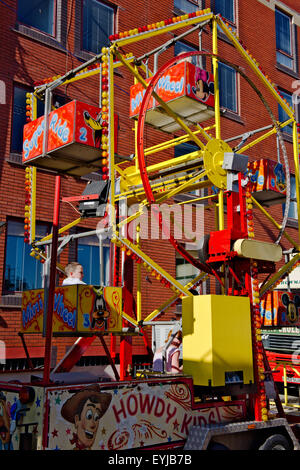 Kleines Riesenrad fahren für Kinder vorübergehend errichtet für Bristol Hafen-Festival Stockfoto