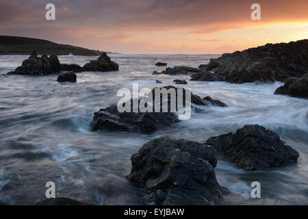 Wellen-Schwankung zwischen Felsen am Sand Wick Bay, West Burra, Shetland Stockfoto