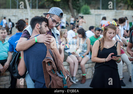 Jerusalem. 30. Juli 2015. Zwei Männer trösten einander nach einem Messer-Angriff während der jährlichen gay-Pride-Parade in Jerusalem. Sechs Menschen bei Jerusalems jährlichen gay-Pride-Parade am Donnerstag in einem der schwersten Angriffe auf die Homosexuell Gemeinschaft in Israel, erstochen wurden sagte israelische Beamte und Augenzeugen Xinhua. Ein Polizei-Sprecher sagte der Angreifer wurde gefangen genommen und als Yishai Schlissel, ein jüdischer ultra-orthodoxen Mann, der ein ähnlicher Angriff im Jahr 2005 durchgeführt drei Personen verletzt. Schlissel wurde erst vor drei Wochen aus dem Gefängnis entlassen. Bildnachweis: Xinhua/Alamy Live-Nachrichten Stockfoto