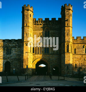 Der große Torhaus der Battle Abbey (1338 erbaut) Website von der Schlacht von Hastings 1066, Battle, East Sussex, UK Stockfoto