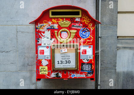 Belgischen roten Briefkasten an der Wand, mit vielen Stickern. In Brüssel. Stockfoto