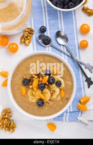 Schüssel voller Amaranth Brei von oben geschossen Stockfoto