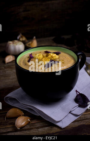 Serviert in einer großen Tasse pürierte Blumenkohlsuppe Stockfoto