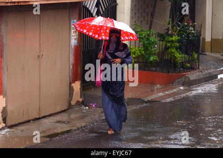 Kolkata, Indien. 30. Juli 2015. Muslimische Frauen unter einem Regenschirm, Dauerregen besorgt. Ein Niederschlag war in Kalkutta und verschiedene Teile von West-Bengalen trat aufgrund Komen und jetzt trifft Bangladesch. © Saikat Paul/Pacific Press/Alamy Live-Nachrichten Stockfoto