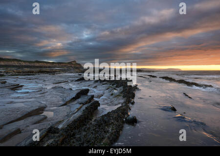 Sonnenuntergang über Kilve Strand, Somerset. Stockfoto