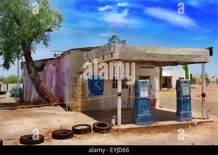 Alte verlassene Tankstelle in der Wüste von Arizona Stockfoto