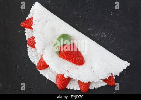 Casabe (Bammy, Beiju, Bob, Biju) - Fladenbrot aus Maniok (Tapioka) mit Erdbeeren auf Wortspiel. Selektiven Fokus Stockfoto