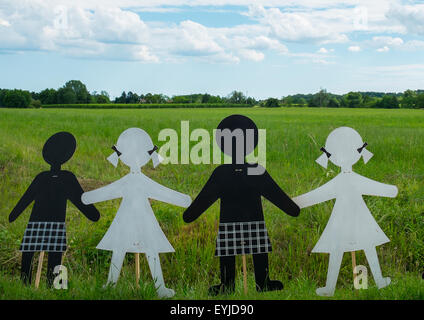 Pappfiguren von Kindern, die Hände halten Stockfoto