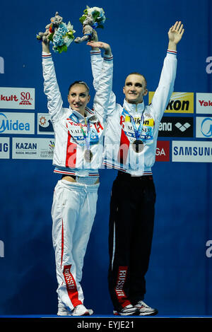 Kazan, Russland. 30. Juli 2015. Aleksandr Maltsev (R) / Darina Valitova feiern Sieg bei der Verleihung der Synchonised schwimmen frei gemischten Duett-Finale bei den FINA-Weltmeisterschaften in Kasan, 30. Juli 2015. Bildnachweis: Zhang Fan/Xinhua/Alamy Live-Nachrichten Stockfoto