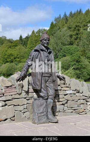 Bronzestatue von Tom Weir, ein viel war, liebte TV-Persönlichkeit und wer Wandern in den Hügeln von Schottland zu uns nach Hause gebracht. Stockfoto