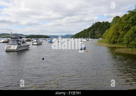 Kleine Boote verankert in der Bucht zwischen Balmaha und Inchcailloch auf Loch Lomond, Schottland, UK Stockfoto