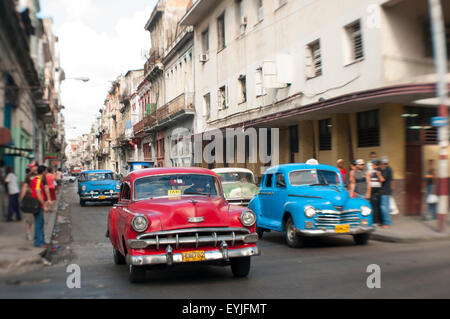 Havanna, Kuba - 13. Juni 2011: Bunte amerikanische Oldtimer konkurrieren um Verkehrsraum auf den Straßen von Centro Habana. Stockfoto