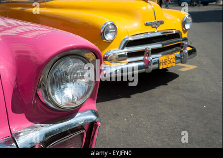 Havanna, Kuba - 13. Juni 2011: Bunte amerikanische Oldtimer stehen in der karibischen Sonne geparkt. Stockfoto