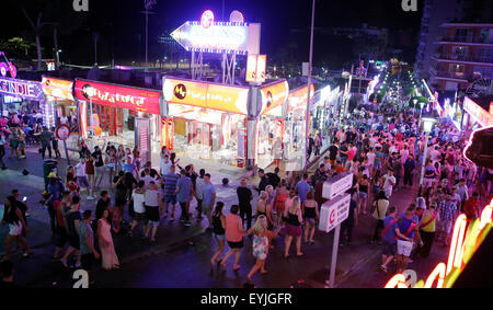 Junge britische Touristen genießen Sie im überfüllten Punta Ballena in Magaluf auf der spanischen Insel Mallorca Stockfoto