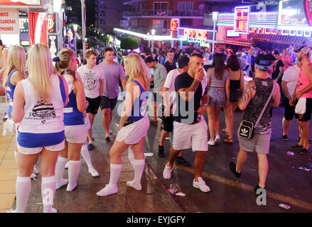 Junge britische Touristen genießen Sie in Punta Ballena in Magaluf auf der spanischen Insel Mallorca Stockfoto