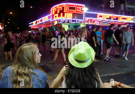 Junge britische Touristen genießen Sie in Punta Ballena in Magaluf auf der spanischen Insel Mallorca Stockfoto