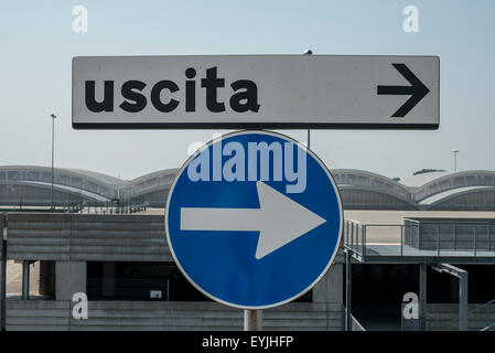 Straßenschild "exit" in italienischer Sprache Stockfoto