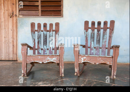 Traditionellen hölzernen Schaukelstühle auf der rustikalen Veranda des kubanischen Landhaus in Vinales, Kuba Stockfoto