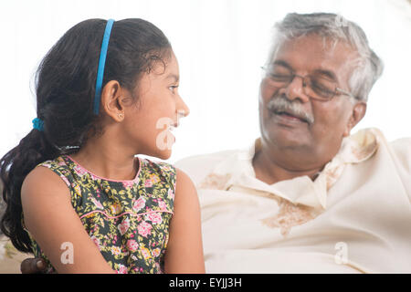 Porträt der indischen Familie zu Hause. Großeltern und Enkel im Gespräch. Asiaten leben Lebensstil. Großvater eine Stockfoto