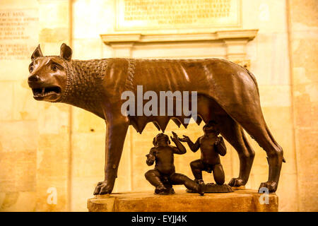 Die Kapitolinische Wölfin bronze-Statue mit dem mythischen Zwillinge Romulus und Remus im Kapitolinischen Museum Rom Stockfoto