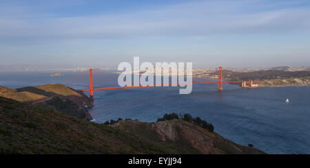Golden Gate Bridge Glühen bei Sonnenuntergang mit der Stadt von San Francisco im Hintergrund Stockfoto