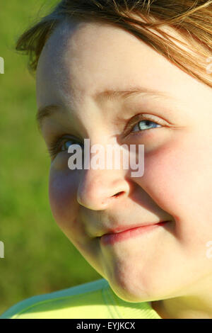 Porträt von Schielen Mädchen mit blauen Augen und nettes Gesicht Stockfoto