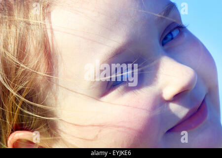 Porträt von Schielen Mädchen mit blauen Augen und nettes Gesicht Stockfoto