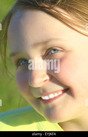 Mädchen mit schönen Gesicht und blauen Augen Schielen Stockfoto