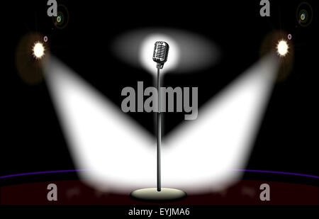 Ein Mikrofon-Spot beleuchtet durch zwei Scheinwerfer auf der Bühne. Stockfoto