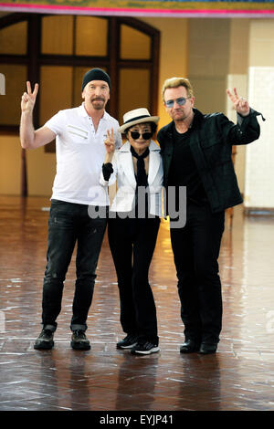 New York City. 29. Juli 2015. Edge, Yoko Ono und Bono an Amnesty International Wandteppich zu Ehren John Lennon Enthüllung auf Ellis Island am 29. Juli 2015 in New York City. / Bild Allianz © Dpa/Alamy Live-Nachrichten Stockfoto