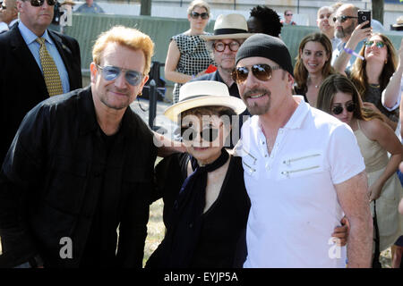 New York City. 29. Juli 2015. Yoko Ono, Bono und The Edge an Amnesty International Wandteppich zu Ehren John Lennon Enthüllung auf Ellis Island am 29. Juli 2015 in New York City. / Bild Allianz © Dpa/Alamy Live-Nachrichten Stockfoto