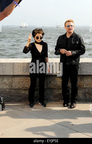 New York City. 29. Juli 2015. Yoko Ono und Bono an Amnesty International Wandteppich zu Ehren John Lennon Enthüllung auf Ellis Island am 29. Juli 2015 in New York City. / picture Alliance © Dpa/Alamy Live-Nachrichten Stockfoto