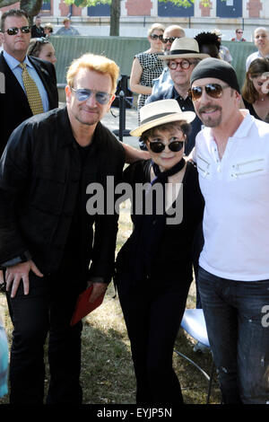 New York City. 29. Juli 2015. Yoko Ono, Bono und The Edge an Amnesty International Wandteppich zu Ehren John Lennon Enthüllung auf Ellis Island am 29. Juli 2015 in New York City. / Bild Allianz © Dpa/Alamy Live-Nachrichten Stockfoto