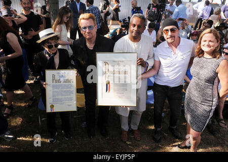 New York City. 29. Juli 2015. Yoko Ono, Bono, Salil Shetty, The Edge und Melissa Mark-Viverito besuchen die Amnesty International Wandteppich zu Ehren John Lennon Enthüllung auf Ellis Island am 29. Juli 2015 in New York City. / Bild Allianz © Dpa/Alamy Live-Nachrichten Stockfoto