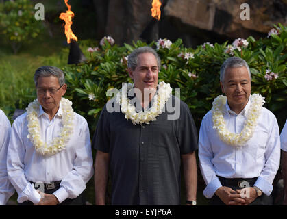 Maui, USA. 30. Juli 2015. (Von L bis R) Malaysias Ministerin für internationalen Handel und Industrie Mustapa Mohamed, US Trade Representative Michael Froman und Japans wirtschaftliche und steuerliche Politik Minister Akira Amari posieren für Gruppenfotos während der Aushandlung der Transpazifischen Partnerschaft (TPP) in Maui Hawaii, USA, am 30. Juli 2015. Die TPP-Sitzungen startete hier am Dienstag mit Haupthindernisse, die noch in den Bereichen Markt Zugang und Ihr geistiges Eigentum, das ehrgeizige Asien-Pazifik-Handelsabkommen abzuschließen. Bildnachweis: Yin Bogu/Xinhua/Alamy Live-Nachrichten Stockfoto