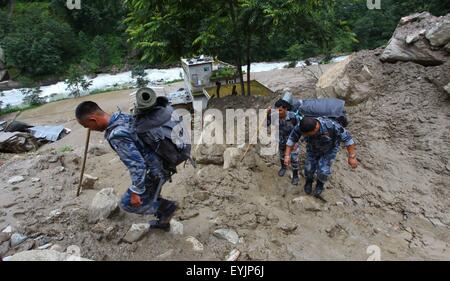 Sindhupalchowk, Nepal. 30. Juli 2015. Nepalesische Polizeipersonal fahren Sie mit der beschädigten Araniko-Autobahn in Sindhupalchowk, Nepal, 30. Juli 2015 zu rekonstruieren. Die nepalesische Regierung wurde kritisiert für seine "Unentschlossenheit", den nationalen Wiederaufbau Authority (NRA) nach mehr als drei Monaten April 25 verheerenden Erdbeben in Betrieb zu bringen. © Sunil Sharma/Xinhua/Alamy Live-Nachrichten Stockfoto