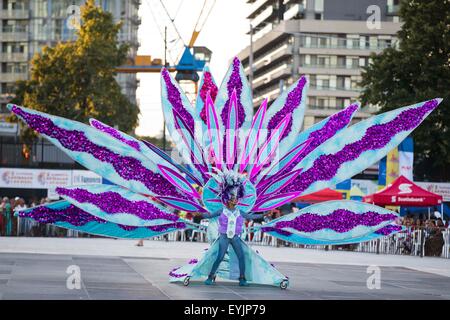 Toronto, Kanada. 30. Juli 2015. (A verkleidet Konkurrent Perfroms mit seiner Schwimmer während der König und Königin von Belgien und Show des karibischen Karneval 2015 Toronto in Toronto, Kanada, 30. Juli 2015. (Xinhua/Zou Zheng) Bildnachweis: Xinhua/Alamy Live-Nachrichten Stockfoto