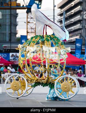 Toronto, Kanada. 30. Juli 2015. (A verkleidet Konkurrent Perfroms mit ihrem Schwimmer während der König und Königin von Belgien und Show des karibischen Karneval 2015 Toronto in Toronto, Kanada, 30. Juli 2015. (Xinhua/Zou Zheng) Bildnachweis: Xinhua/Alamy Live-Nachrichten Stockfoto