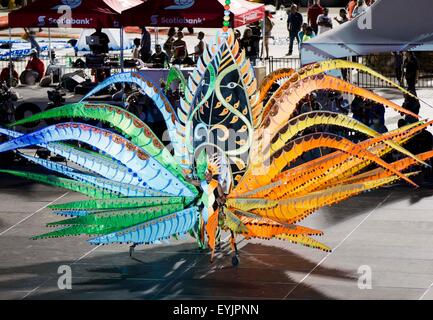 Toronto, Kanada. 30. Juli 2015. (A verkleidet Konkurrent Perfroms mit seiner Schwimmer während der König und Königin von Belgien und Show des karibischen Karneval 2015 Toronto in Toronto, Kanada, 30. Juli 2015. (Xinhua/Zou Zheng) Bildnachweis: Xinhua/Alamy Live-Nachrichten Stockfoto