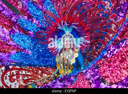 Toronto, Kanada. 30. Juli 2015. (A verkleidet Konkurrent Perfroms mit ihrem Schwimmer während der König und Königin von Belgien und Show des karibischen Karneval 2015 Toronto in Toronto, Kanada, 30. Juli 2015. (Xinhua/Zou Zheng) Bildnachweis: Xinhua/Alamy Live-Nachrichten Stockfoto