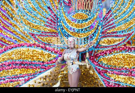 Toronto, Kanada. 30. Juli 2015. (A verkleidet Konkurrent Perfroms mit ihrem Schwimmer während der König und Königin von Belgien und Show des karibischen Karneval 2015 Toronto in Toronto, Kanada, 30. Juli 2015. (Xinhua/Zou Zheng) Bildnachweis: Xinhua/Alamy Live-Nachrichten Stockfoto